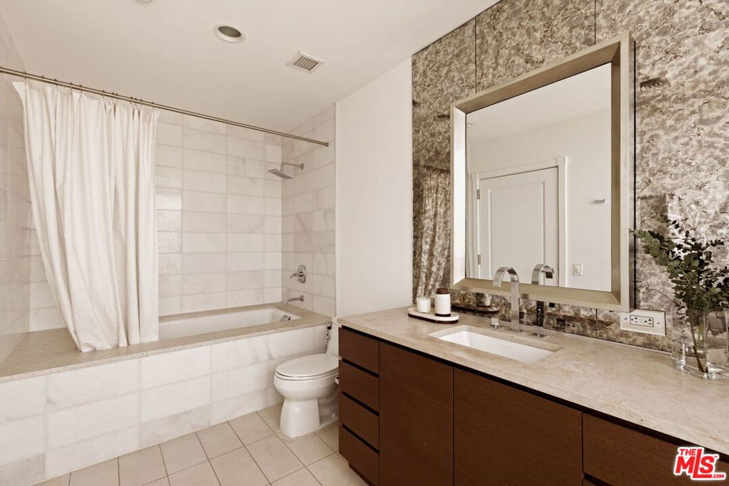 900 W Olympic Boulevard 42e Property Photo 26