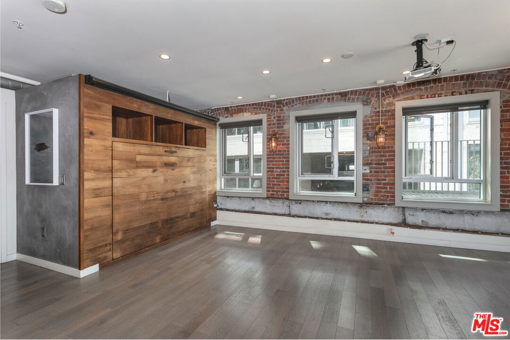 527 Molino Street 202 Property Photo 8