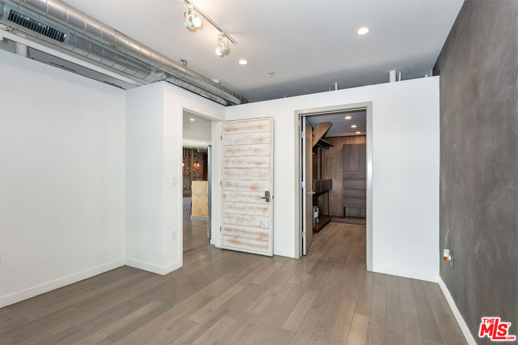 527 Molino Street 202 Property Photo 11