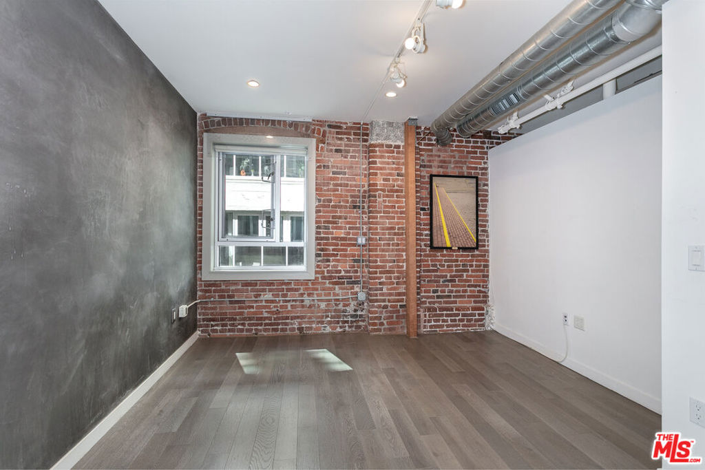 527 Molino Street 202 Property Photo 12