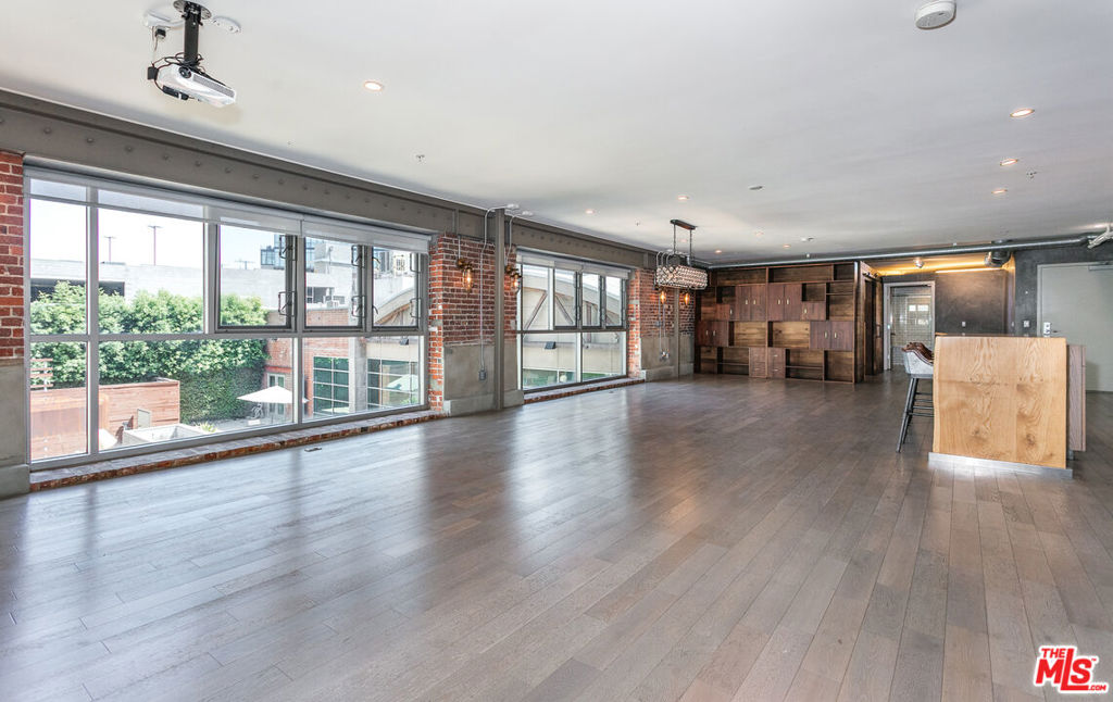 527 Molino Street 202 Property Photo 15