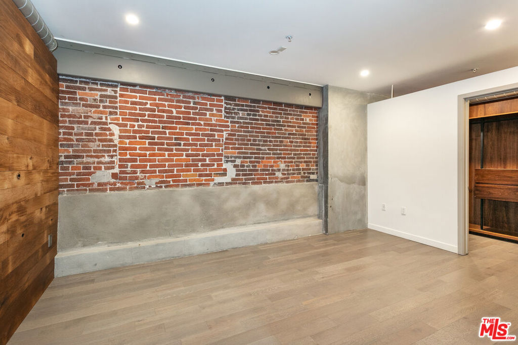 527 Molino Street 202 Property Photo 21