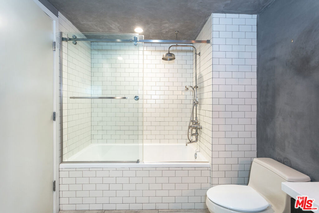 527 Molino Street 202 Property Photo 24