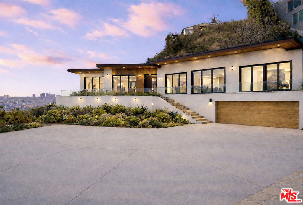 8527 Hedges Way Property Photo 1