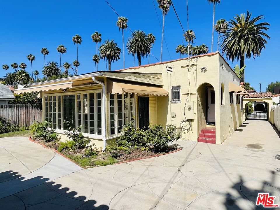 203 N Doheny Drive Property Photo 1