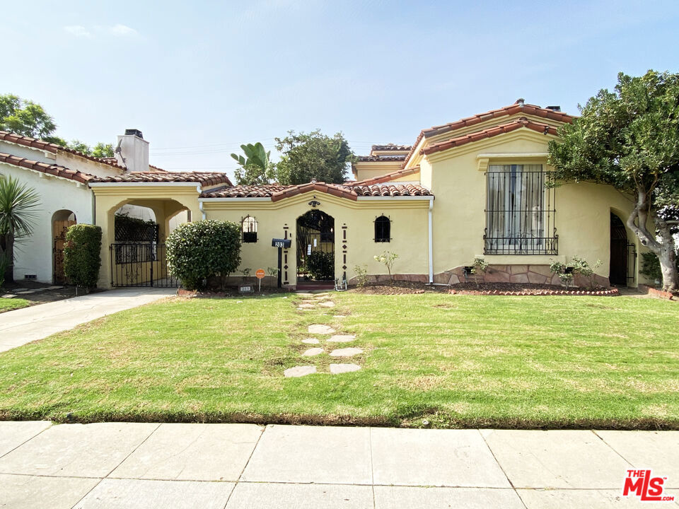 203 N Doheny Drive Property Photo 2