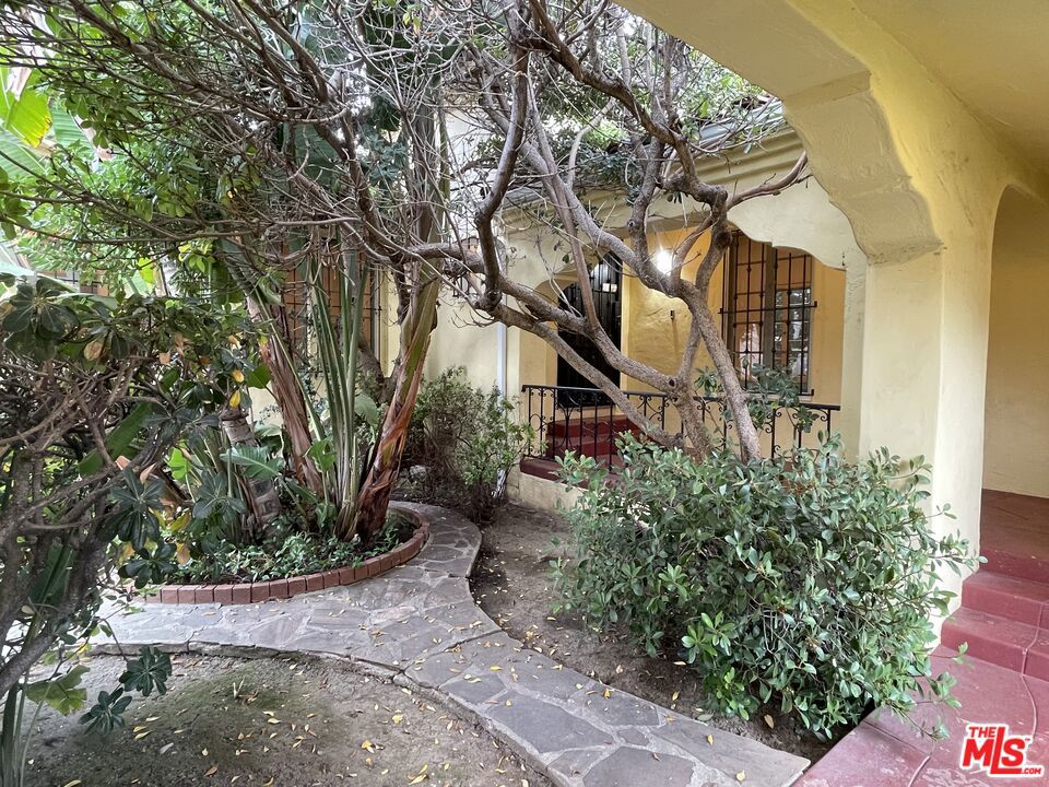 203 N Doheny Drive Property Photo 3