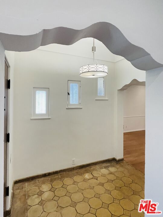203 N Doheny Drive Property Photo 4