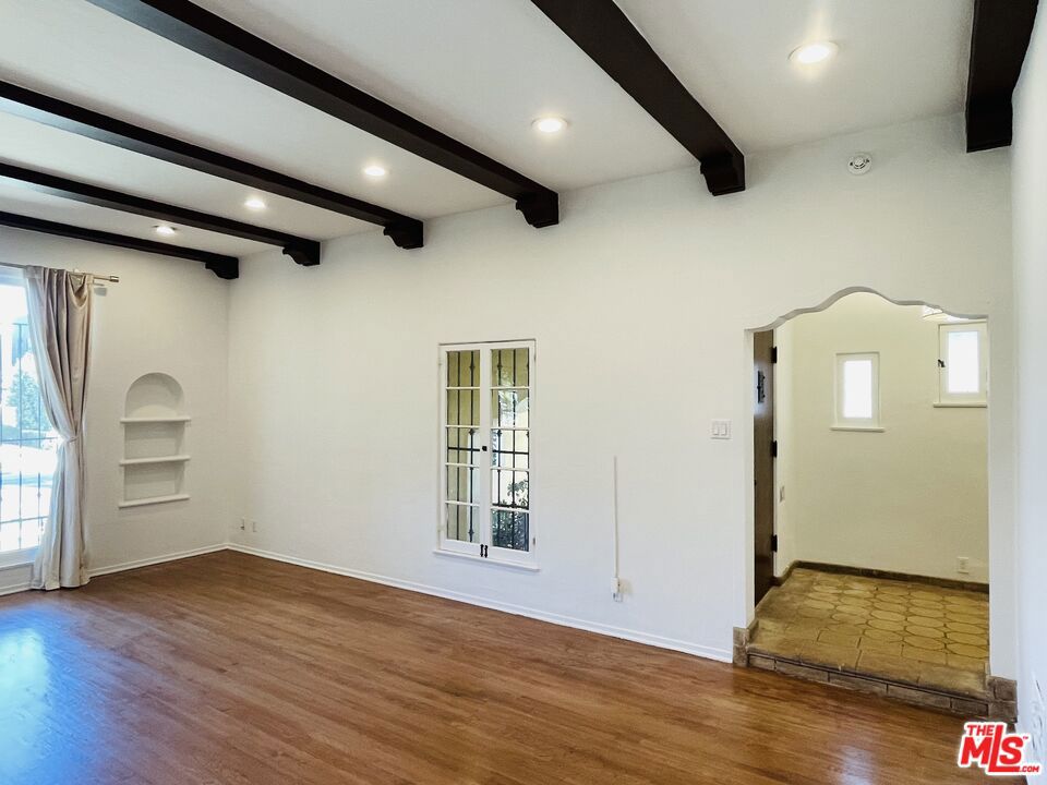 203 N Doheny Drive Property Photo 6