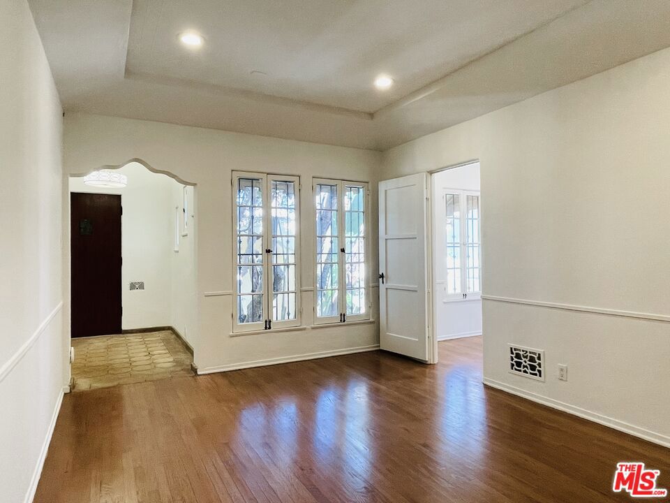 203 N Doheny Drive Property Photo 8