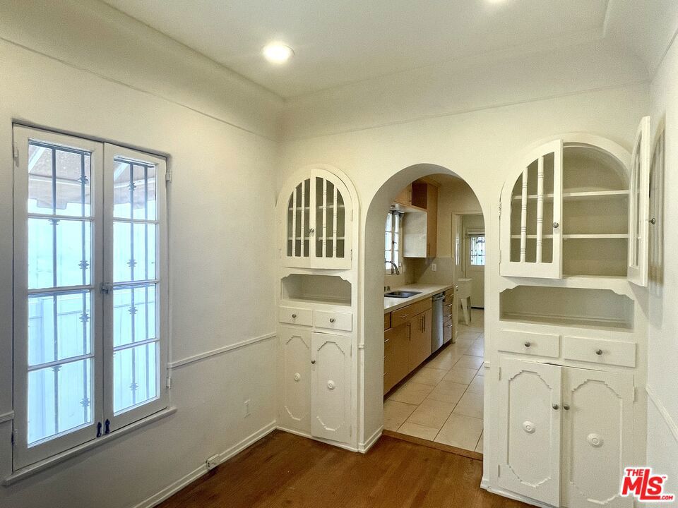 203 N Doheny Drive Property Photo 9