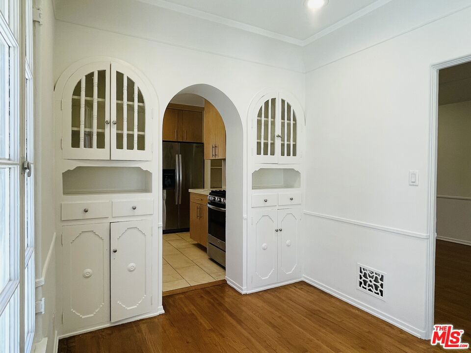 203 N Doheny Drive Property Photo 10