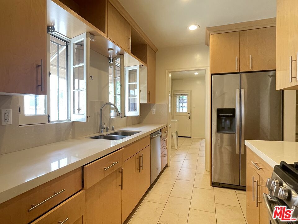 203 N Doheny Drive Property Photo 12