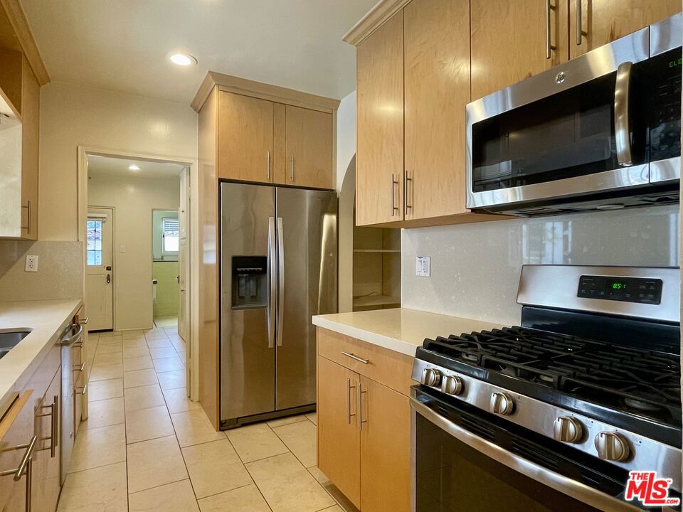 203 N Doheny Drive Property Photo 13