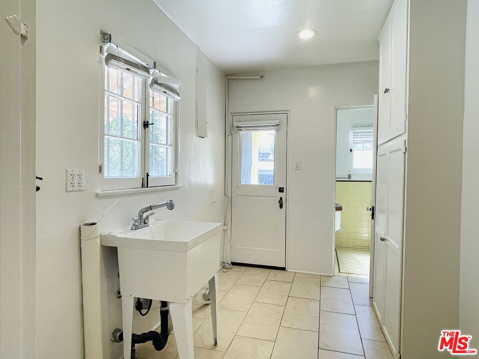 203 N Doheny Drive Property Photo 14