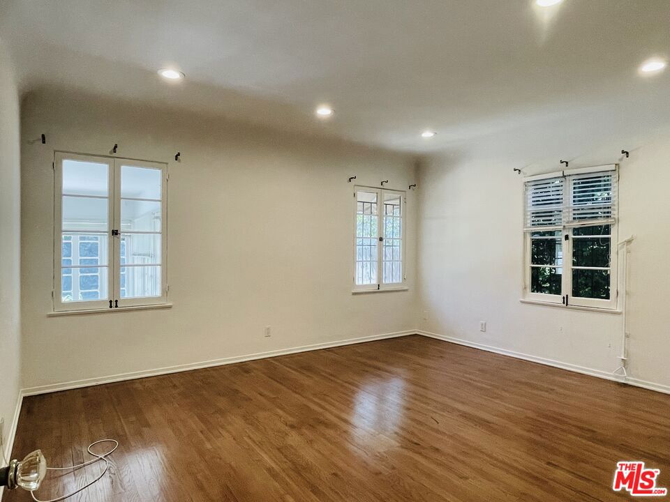 203 N Doheny Drive Property Photo 16