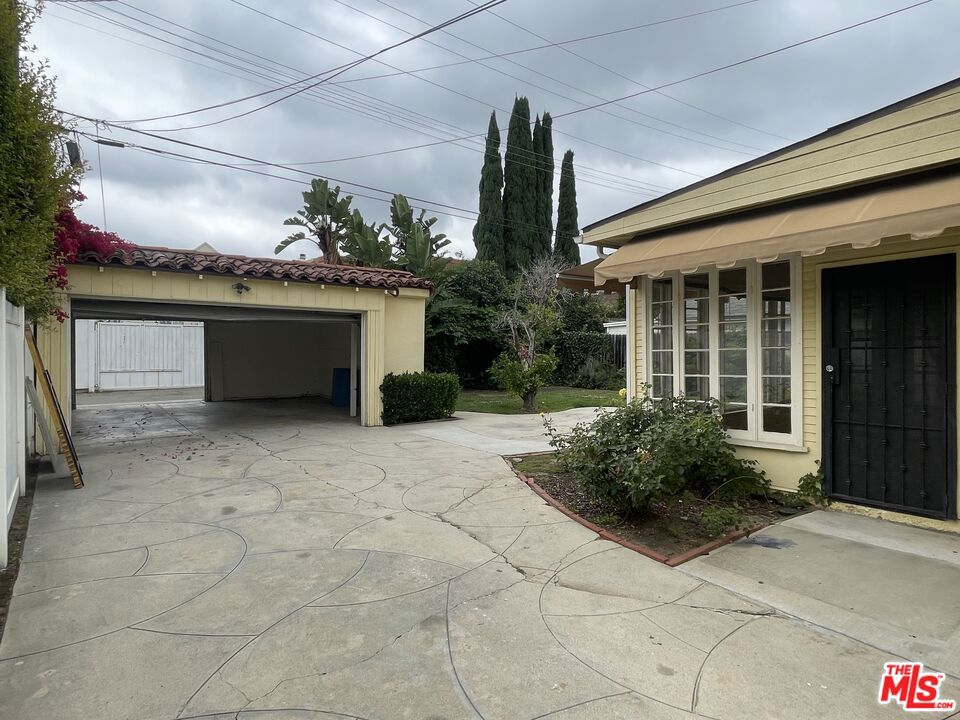 203 N Doheny Drive Property Photo 24