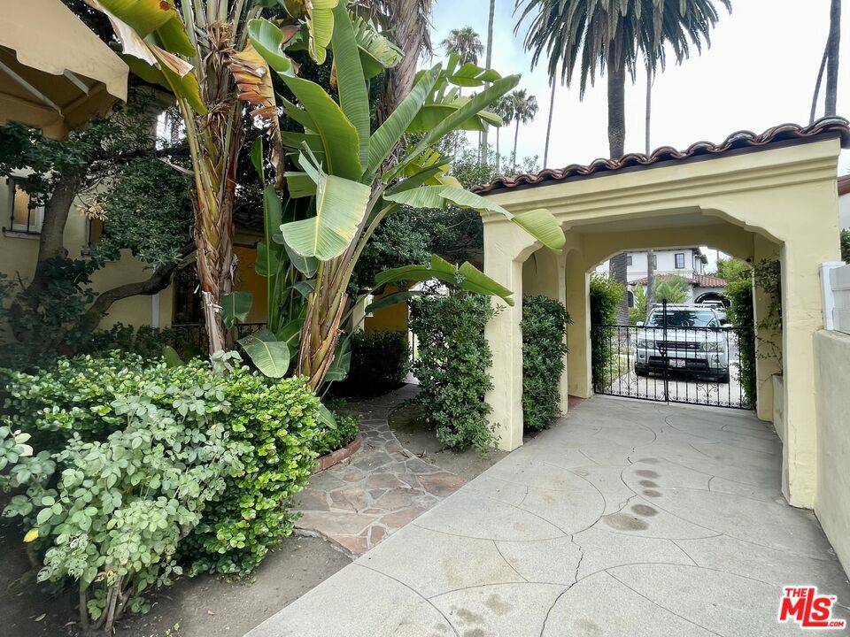 203 N Doheny Drive Property Photo 25