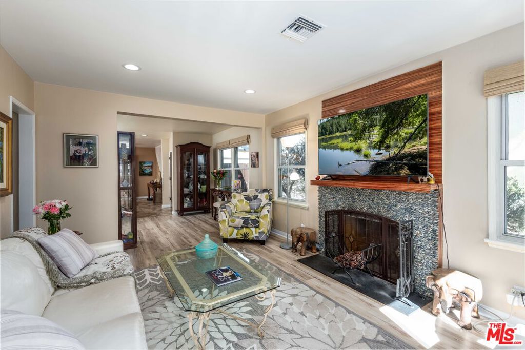 6727 W 88th Street Property Photo 2