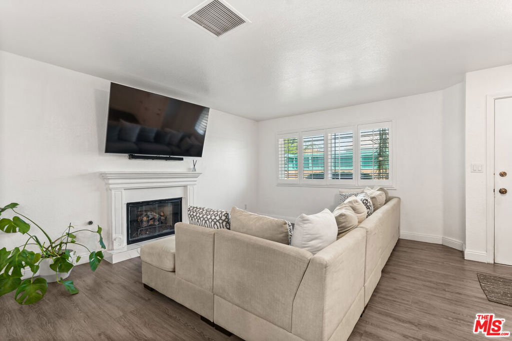 4241 1/2 Lennox Boulevard B Property Photo 1