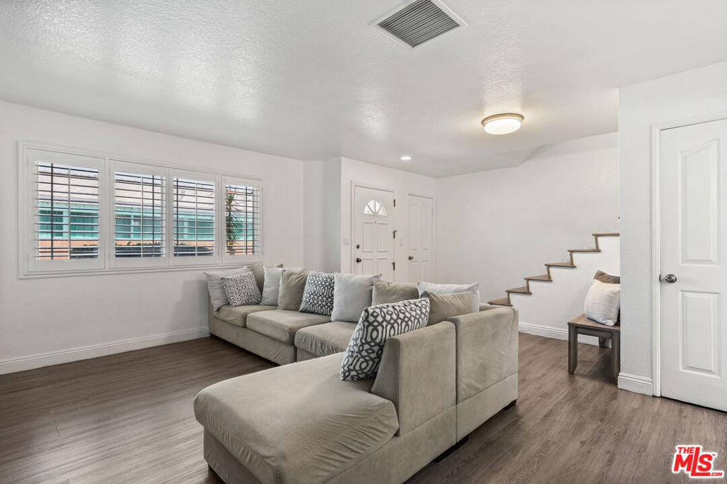 4241 1/2 Lennox Boulevard B Property Photo 2