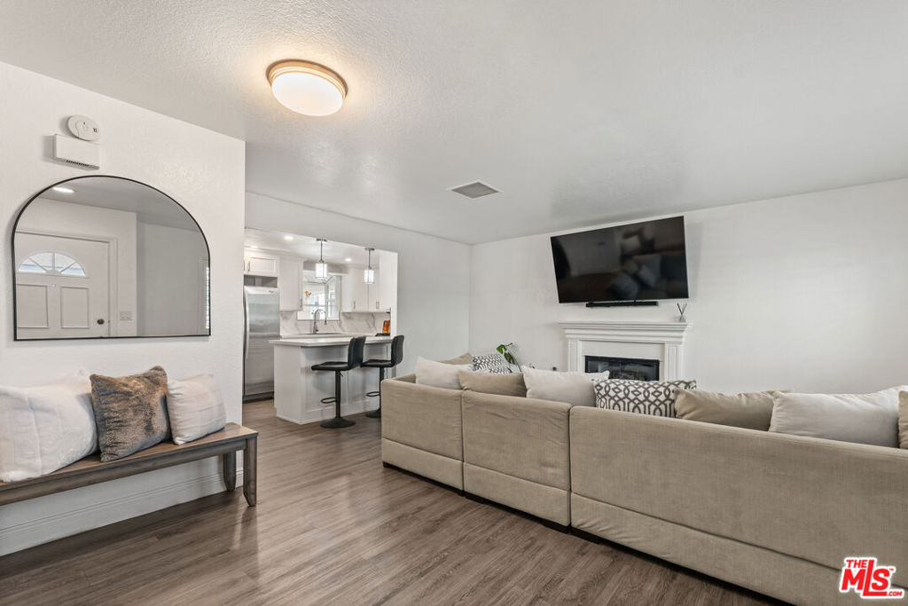 4241 1/2 Lennox Boulevard B Property Photo 3