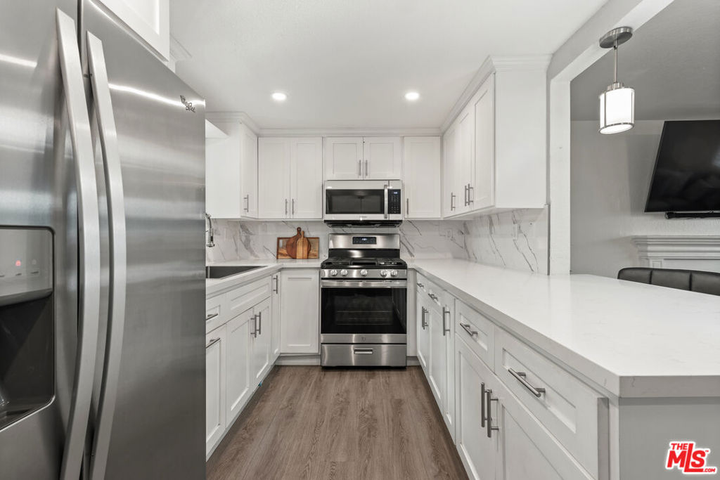 4241 1/2 Lennox Boulevard B Property Photo 5