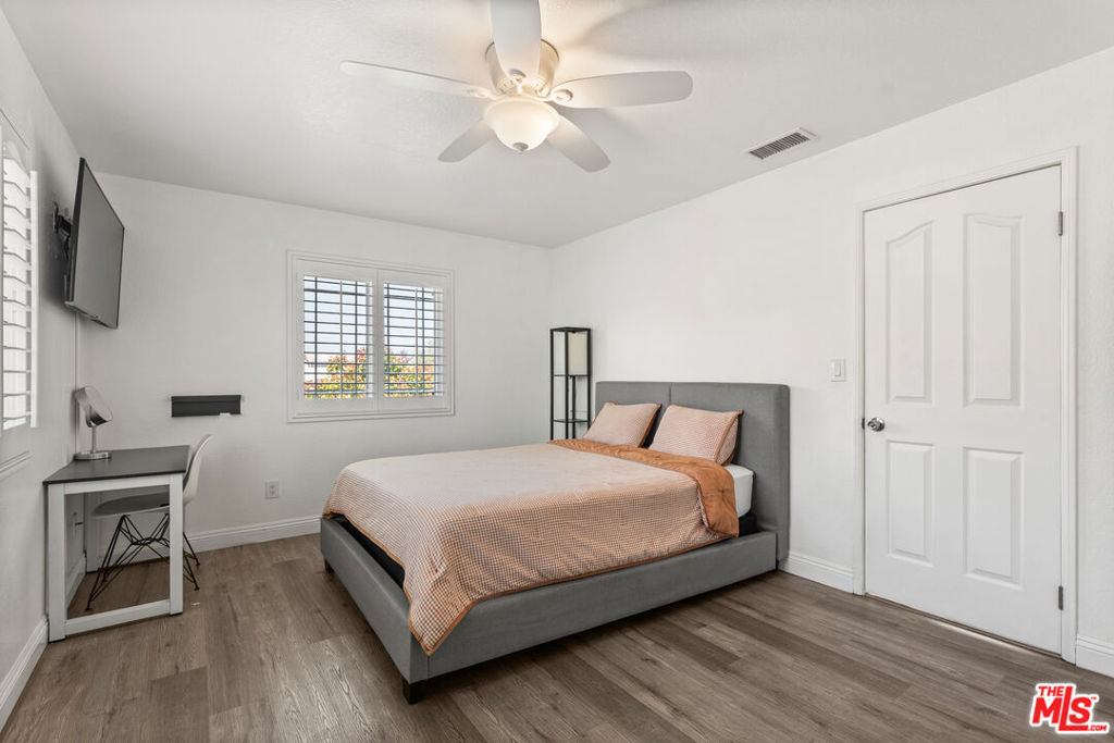 4241 1/2 Lennox Boulevard B Property Photo 10