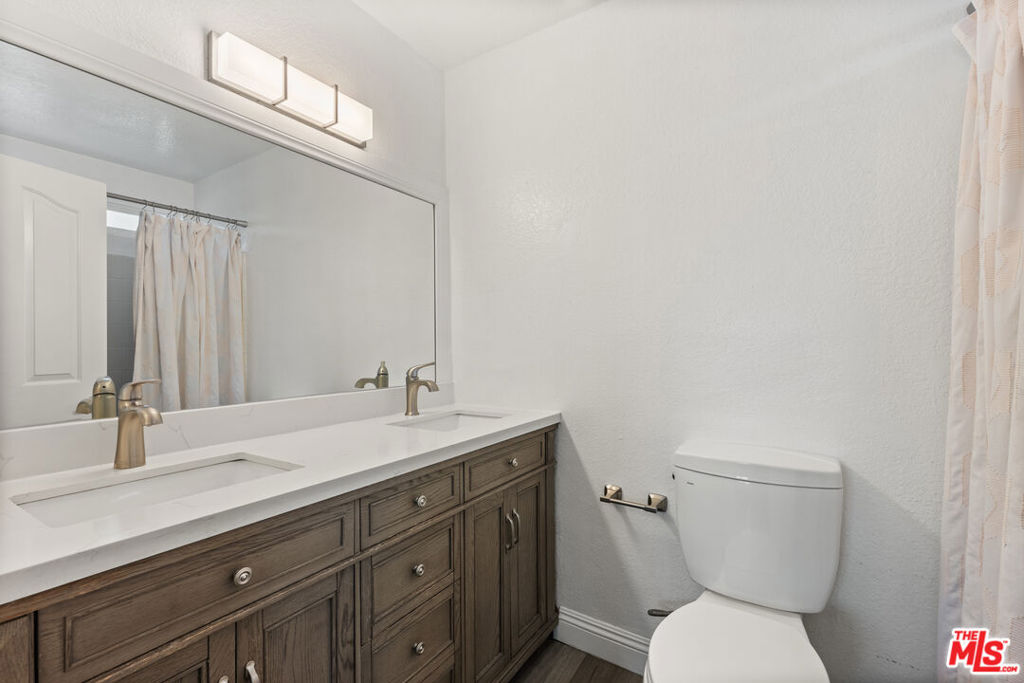 4241 1/2 Lennox Boulevard B Property Photo 13