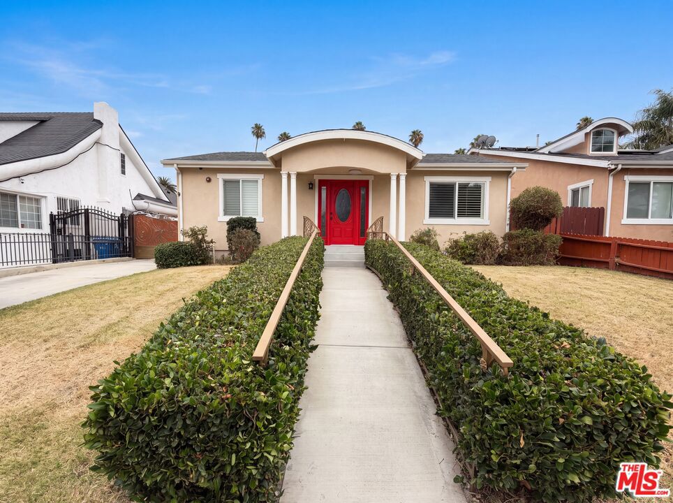 1138 S St Andrews Place Property Photo 1
