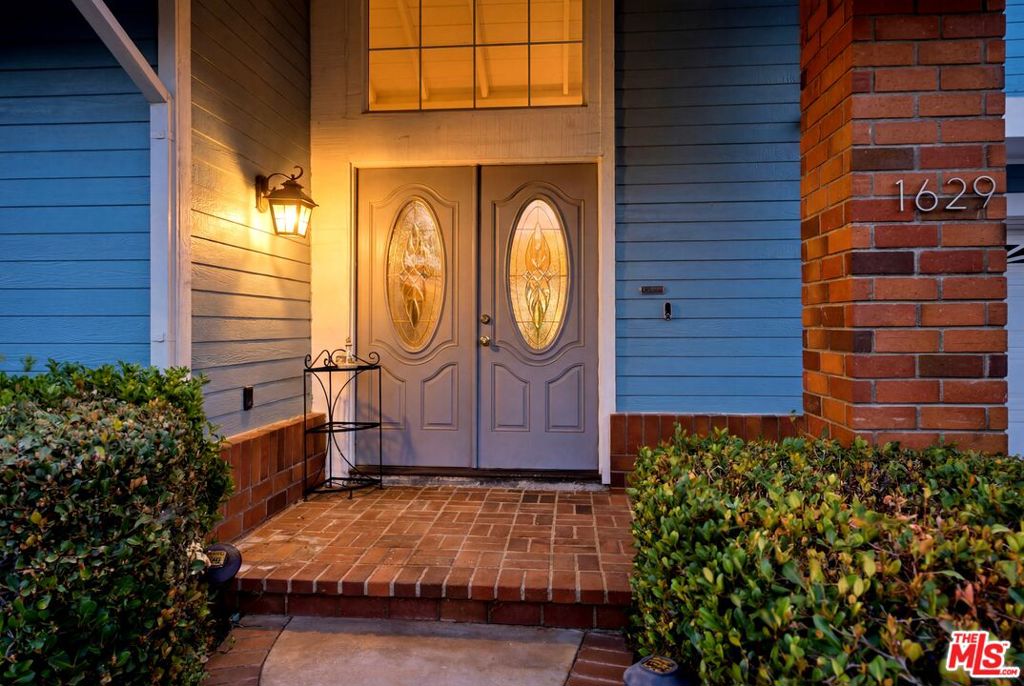 1629 Centre Court Property Photo 3