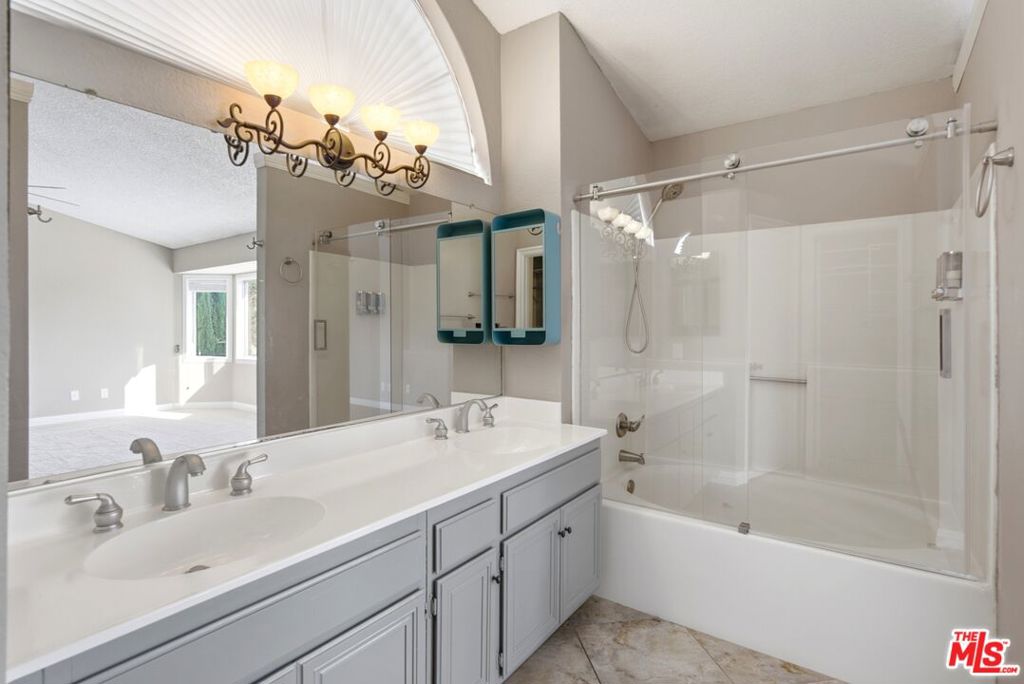 1629 Centre Court Property Photo 24