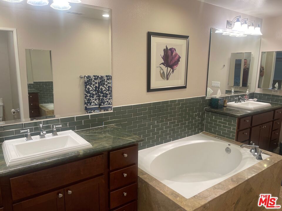 5625 Crescent Parkway 106 Property Photo 17