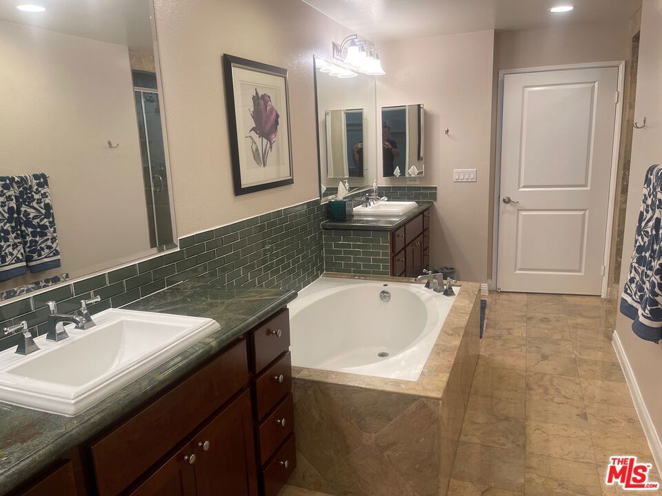 5625 Crescent Parkway 106 Property Photo 18