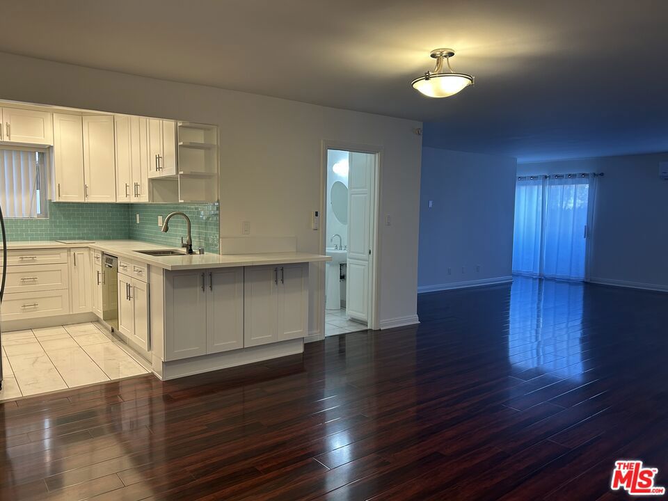 2452 Chelsea Place E Property Photo 3
