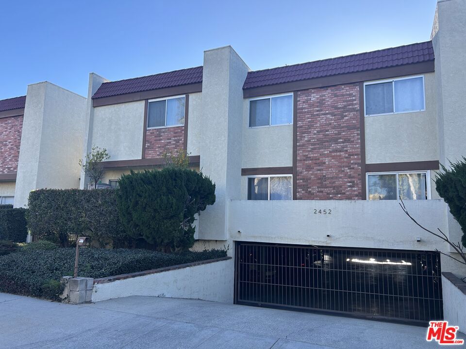2452 Chelsea Place E Property Photo 16