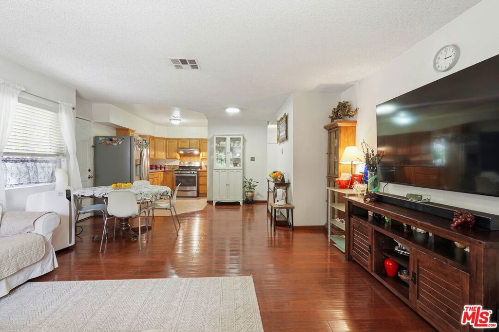 2754 Knox Avenue Property Photo 3