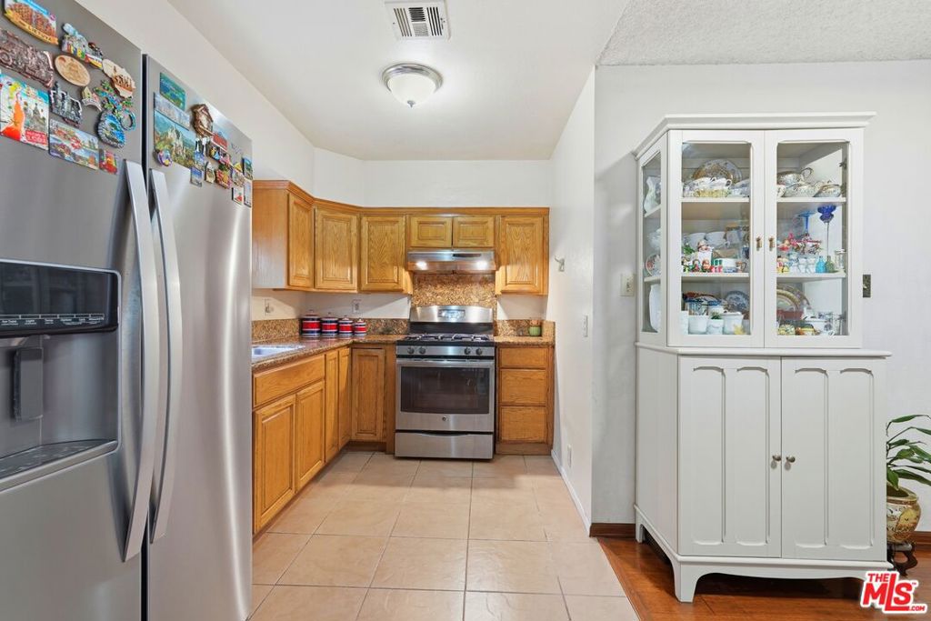 2754 Knox Avenue Property Photo 4