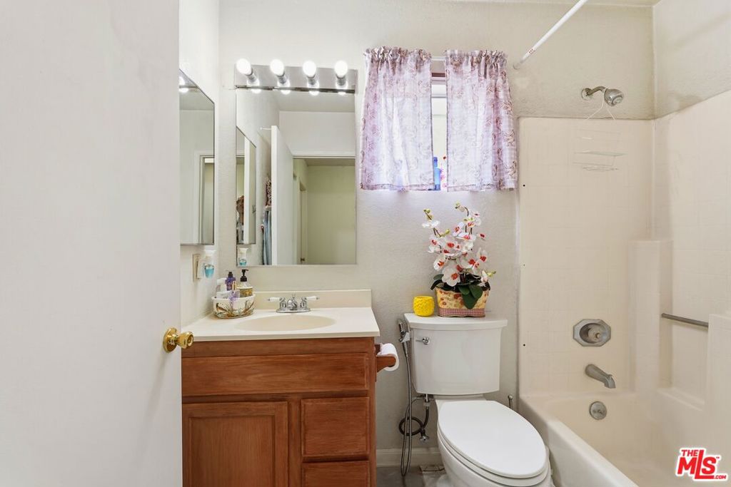 2754 Knox Avenue Property Photo 6