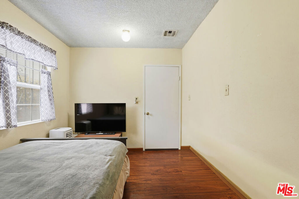 2754 Knox Avenue Property Photo 7