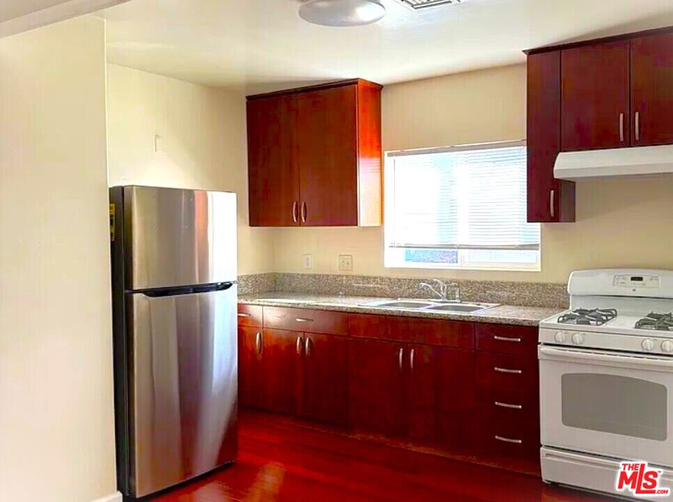 4343 W 4th Street F Property Photo 2
