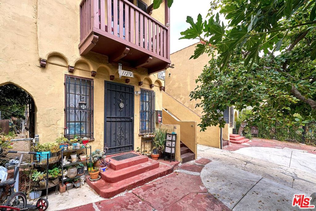 1125 S Ardmore Avenue Property Photo 3