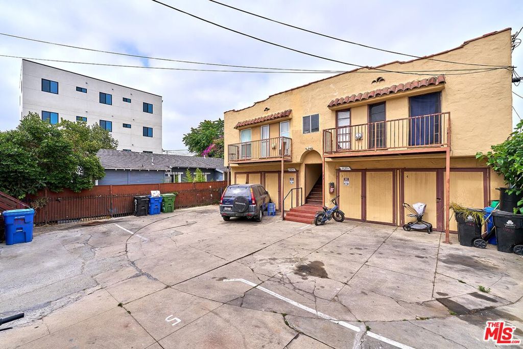 1125 S Ardmore Avenue Property Photo 7