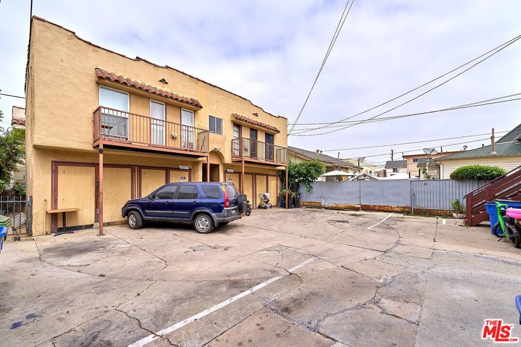 1125 S Ardmore Avenue Property Photo 8