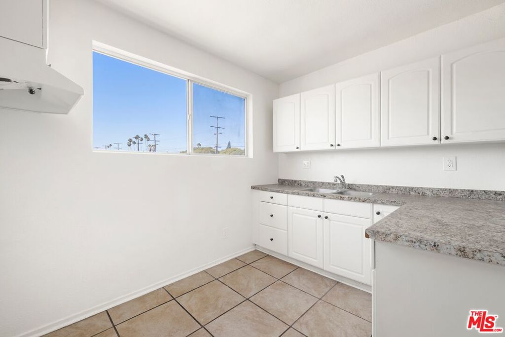 2946 S Western Avenue Property Photo 5