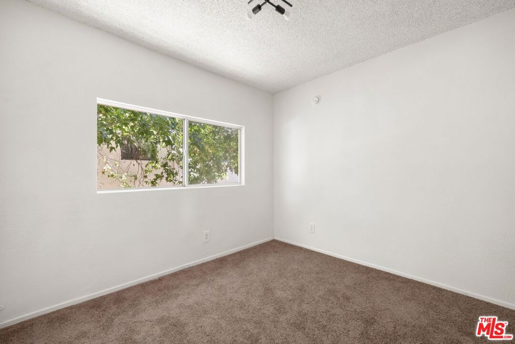 2946 S Western Avenue Property Photo 10
