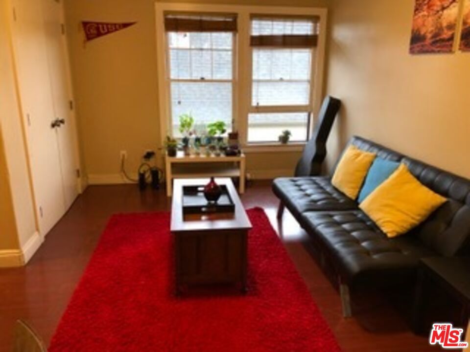 2108 Oak Street C Property Photo 1
