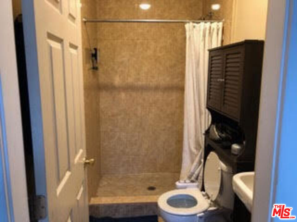 2108 Oak Street C Property Photo 5