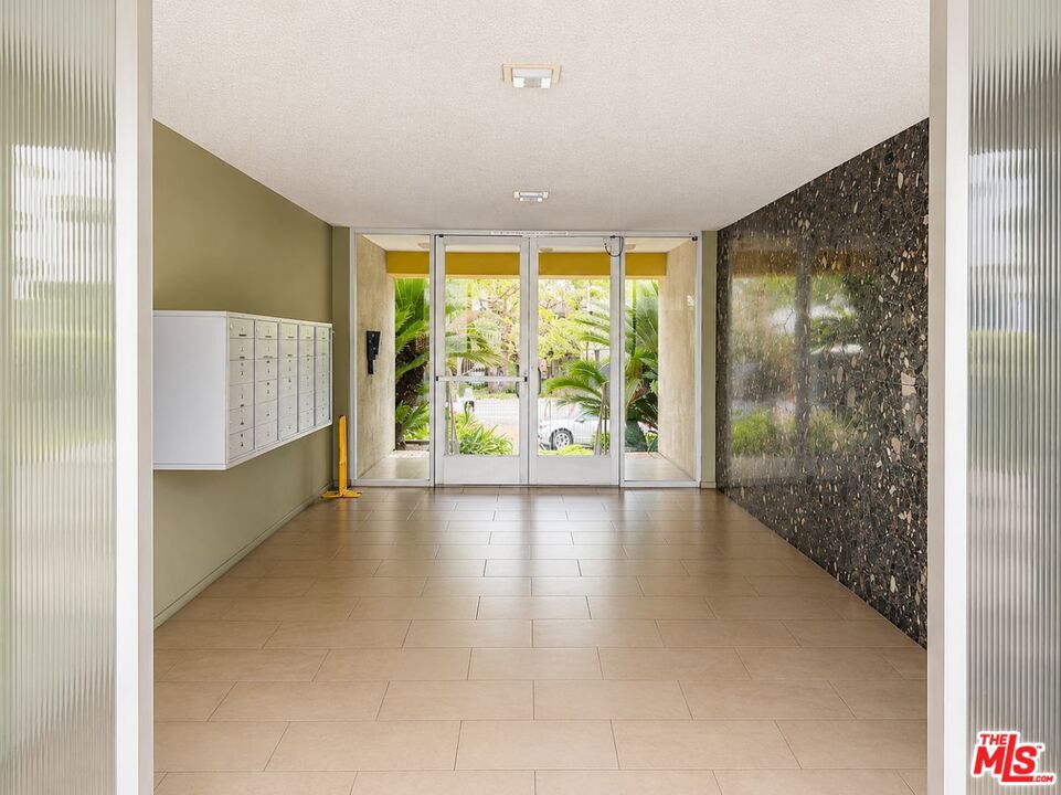 1525 N Hayworth Avenue 107 Property Photo 3