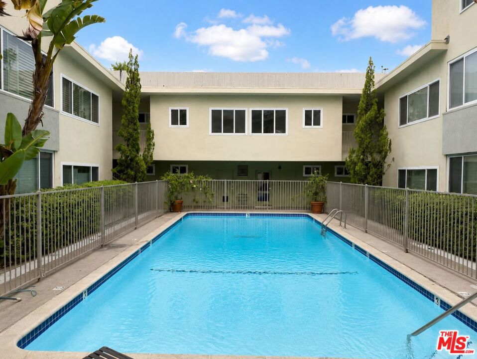 1525 N Hayworth Avenue 107 Property Photo 6